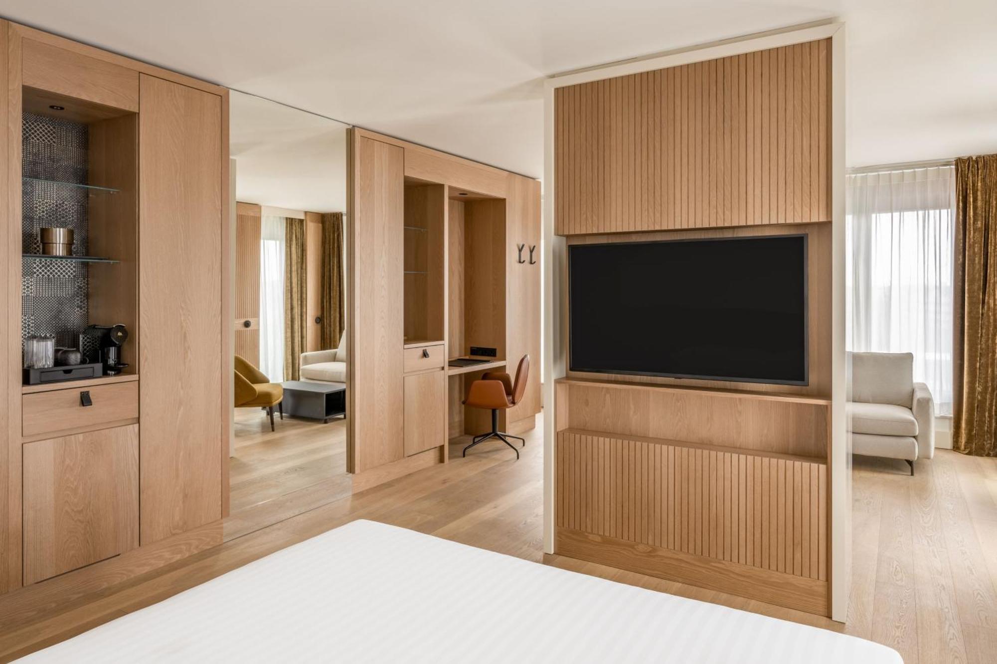Marriott West Hotel 4*