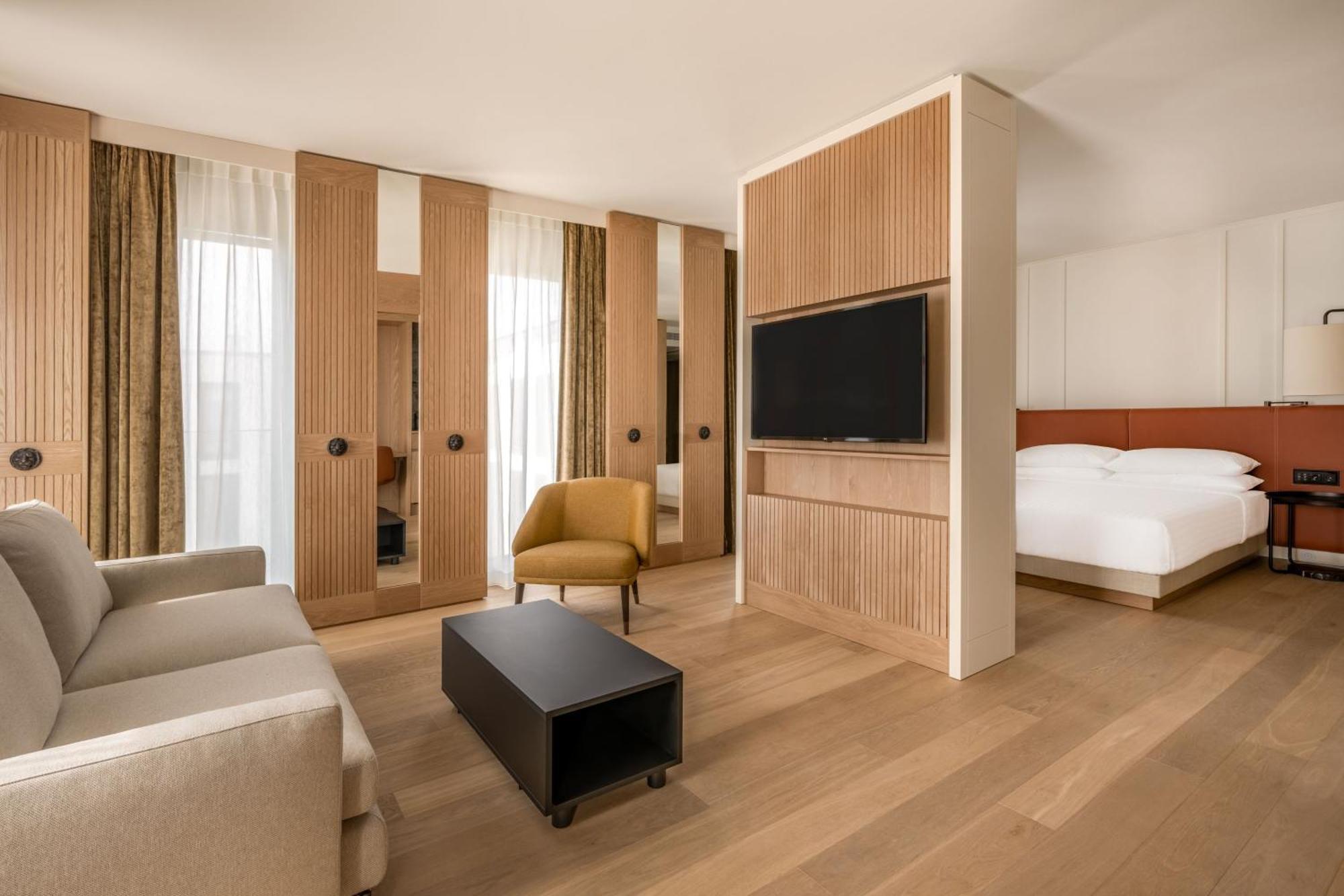Marriott West Hotel 4*